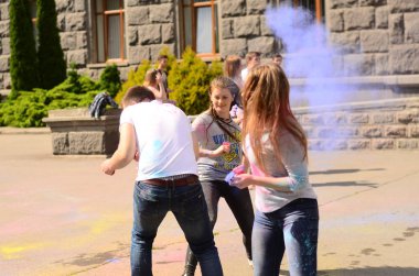 Lutsk, Ukrayna - 01.06.2017 Avrupa'da Düzenlenen Şarkı konserinde Dünya Gençlik Günü Hacıları. Konser, Dünya Gençlik Günü ve Avrupa Kültür Başkenti Piskoposluk Günleri kapsamında.