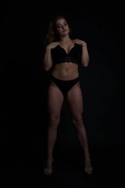 Genç güzel kadın içinde bir moda keten lüks sarışın içinde TH