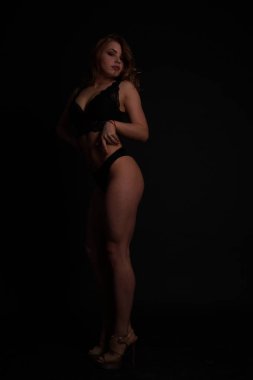 Genç güzel kadın içinde bir moda keten lüks sarışın içinde TH