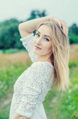 Güzel seksi sarışın açık havada portre