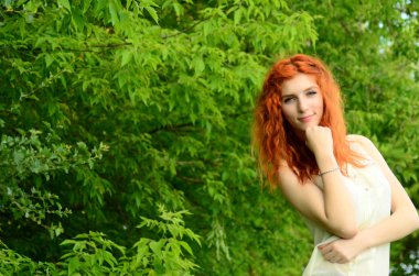 Kafkas görünümünden bir genç güzel cevheri kız ananas ile eğleniyor. Metin için yerleştirin. Vegan, vegetarianizm, sağlıklı yaşam tarzı, pozitif konsept