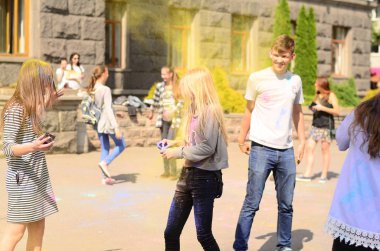 Lutsk, Ukrayna - 01.06.2017 Avrupa'da Düzenlenen Şarkı konserinde Dünya Gençlik Günü Hacıları. Konser, Dünya Gençlik Günü ve Avrupa Kültür Başkenti Piskoposluk Günleri kapsamında.