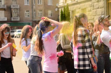 Lutsk, Ukrayna - 01.06.2017 Avrupa'da Düzenlenen Şarkı konserinde Dünya Gençlik Günü Hacıları. Konser, Dünya Gençlik Günü ve Avrupa Kültür Başkenti Piskoposluk Günleri kapsamında.