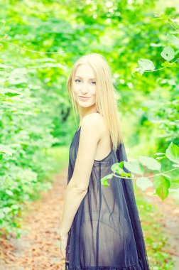 Güzel seksi sarışın açık havada portre