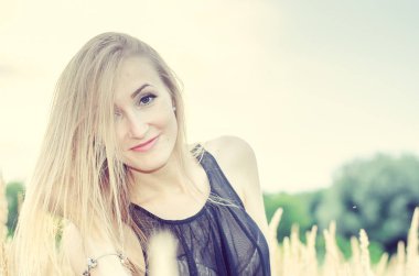 Güzel seksi sarışın açık havada portre