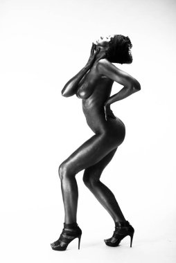 Çıplak kadın stüdyoda beyaz bir arka plan üzerinde siyah boyalı