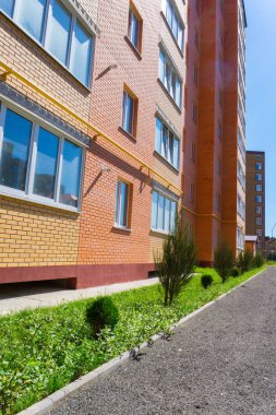 Modern ve yeni apartman. Multistoried, yeni, modern ve şık yaşam blok daireler. Gerçek arazi. Yeni ev. Yeni blok daireler inşa edilmiş