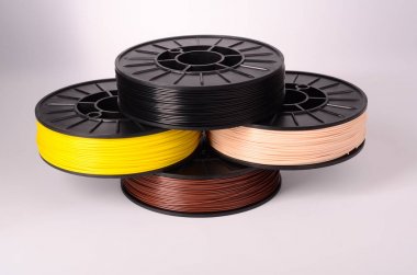 3D yazıcı için filament parlak bir arka planda kristal berraklığında ve parlak.