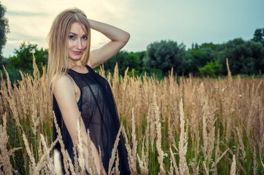 Güzel seksi sarışın açık havada