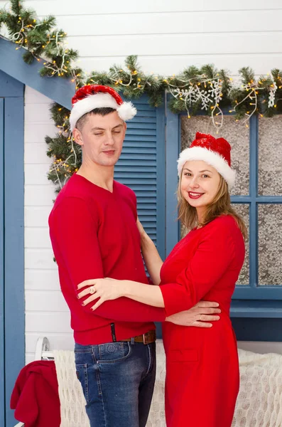 Hombre sorpresa mujer para Navidad — Foto de Stock