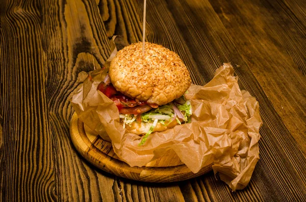 Бекон бургер з яловичиною на дерев'яному столі — стокове фото