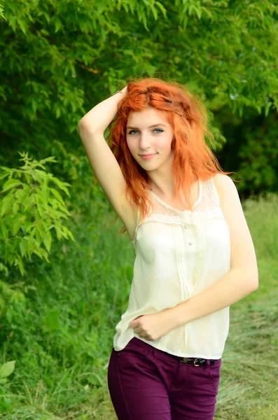 Ein junges schönes Erz-Mädchen kaukasischen Aussehens hat Spaß mit Ananas. Platz für Text.vegan, Vegetarismus, gesunder Lebensstil, positives Konzept — Stockfoto