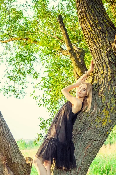 Vacker sexig blondin utomhus — Stockfoto