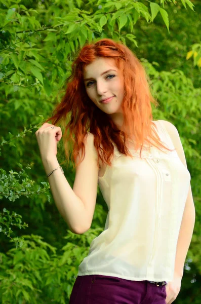 Kafkas görünümünden bir genç güzel cevheri kız ananas ile eğleniyor. Metin için yerleştirin. Vegan, vegetarianizm, sağlıklı yaşam tarzı, pozitif konsept