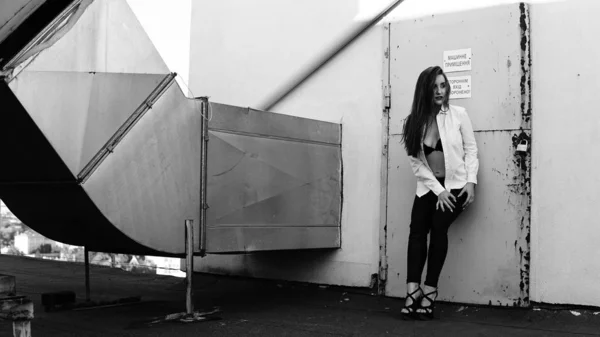 Meisje poses het dak — Stockfoto