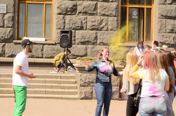 Lutsk, Ukrayna - 01.06.2017 Avrupa'da Düzenlenen Şarkı konserinde Dünya Gençlik Günü Hacıları. Konser, Dünya Gençlik Günü ve Avrupa Kültür Başkenti Piskoposluk Günleri kapsamında. — Stok fotoğraf