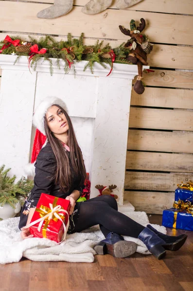 Junge schöne Frau wartet Weihnachten zu Hause — Stockfoto