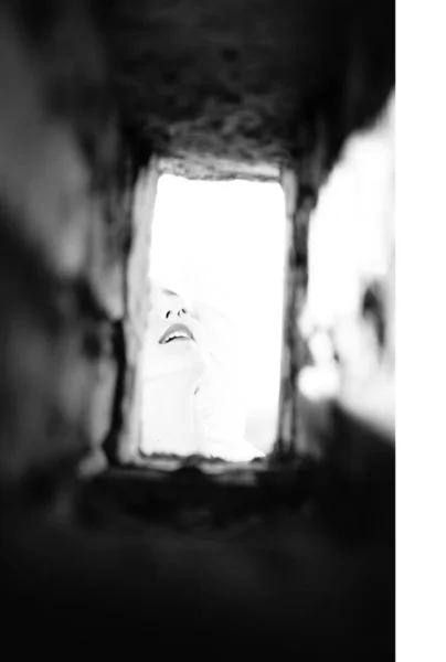 Dziewczyna patrzy przez kwadratowy tunel rurowy — Zdjęcie stockowe