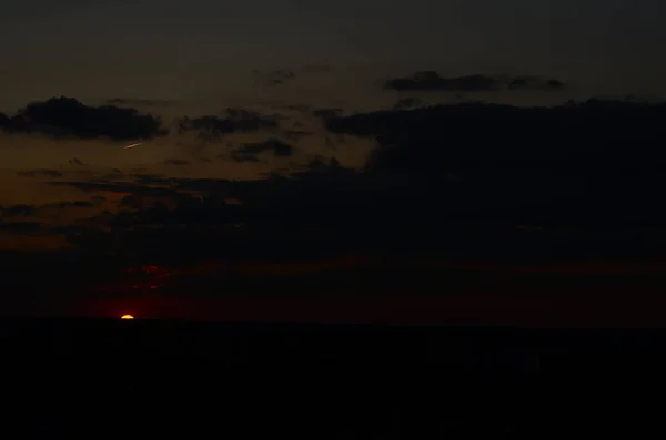 Atardecer Natural Salida del sol sobre el campo o prado. Cielo Dramático Brillante y Tierra Oscura. Paisaje rural bajo un cielo colorido escénico al amanecer del atardecer. Sol sobre horizonte, Horizonte. Colores cálidos. —  Fotos de Stock