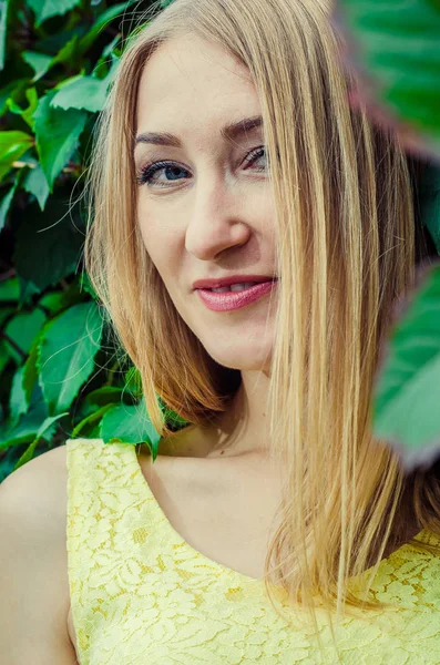 Piękna seksowna blondynka na zewnątrz portret — Zdjęcie stockowe