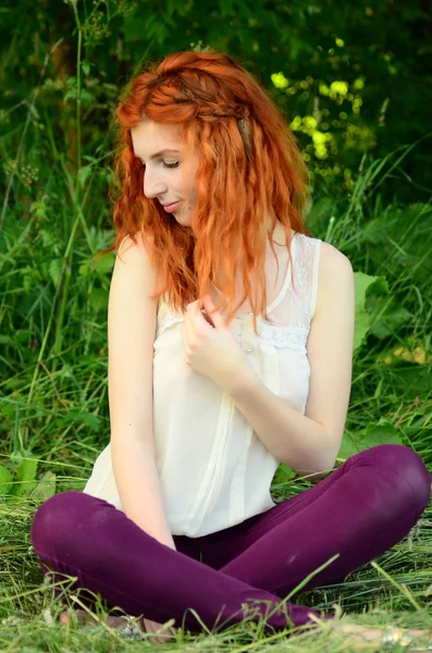 En ung vacker malm flicka i det kaukasiska utseendet är att ha kul med ananas. Plats för text. Vegan, vegetarianism, hälsosam livsstil, positivt koncept — Stockfoto