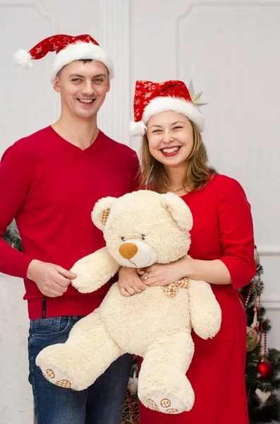 Hombre sorpresa mujer para Navidad — Foto de Stock