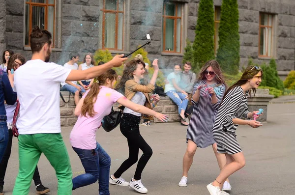 Lutsk, Ucrânia - 01.06.2017 Peregrinos da Jornada Mundial da Juventude durante o concerto Singing Europe. O concerto faz parte das Jornadas das Dioceses da Jornada Mundial da Juventude e da Capital Europeia da Cultura . — Fotografia de Stock