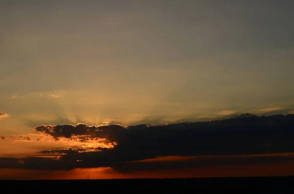 Zonsondergang silhouet van kerk Kruis bij zonsondergang — Stockfoto
