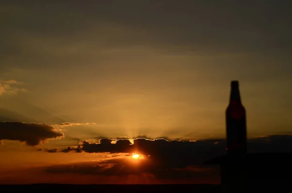 Silueta de puesta de sol de la cruz de la iglesia al atardecer —  Fotos de Stock