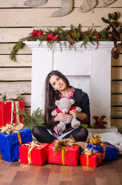 Młoda piękna kobieta czeka Boże Narodzenie w domu — Zdjęcie stockowe