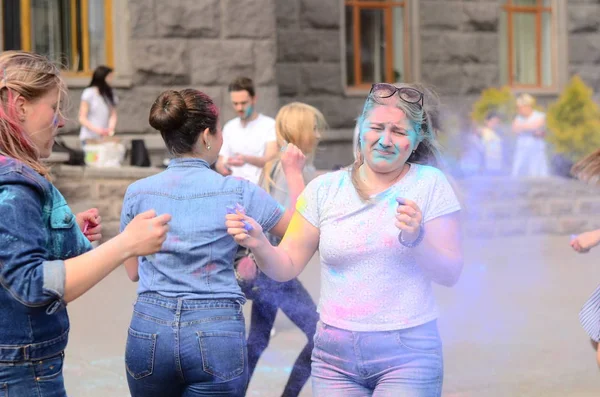 Lutsk, Ukraine-01.06.2017 pilgrimer av världs ungdom dagen under konsert sjunga Europa. Konserten är en del av dagarna i stift världsungdomsdagen och Europeiska kulturhuvudstad. — Stockfoto