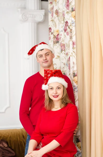 Hombre sorpresa mujer para Navidad — Foto de Stock