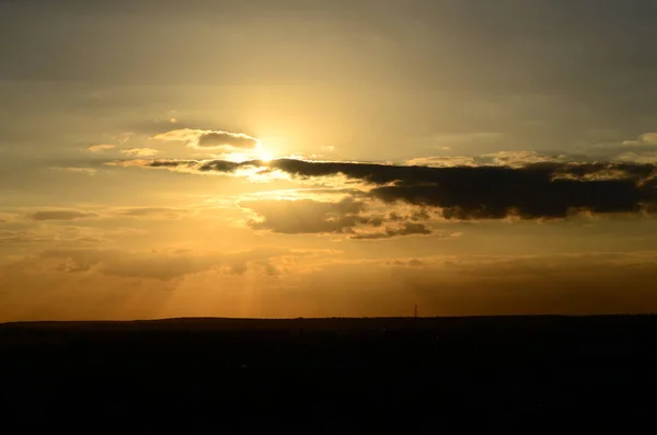 Sunset silhuett av kyrkkorset vid solnedgången — Stockfoto