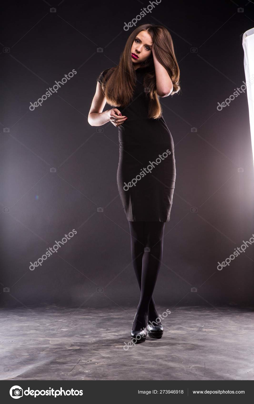 Portrait d'une belle jeune femme en robe noire avec un maquillage