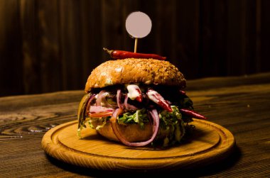Ahşap masa ile pastırma burger