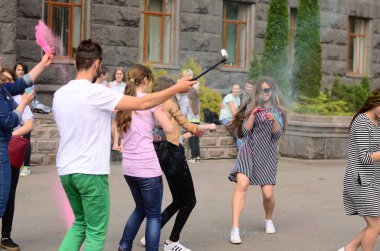 Lutsk, Ukrayna - 01.06.2017 Avrupa'da Düzenlenen Şarkı konserinde Dünya Gençlik Günü Hacıları. Konser, Dünya Gençlik Günü ve Avrupa Kültür Başkenti Piskoposluk Günleri kapsamında.