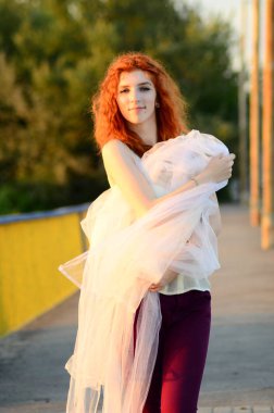 Kafkas görünümünden genç güzel bir cevher kızı