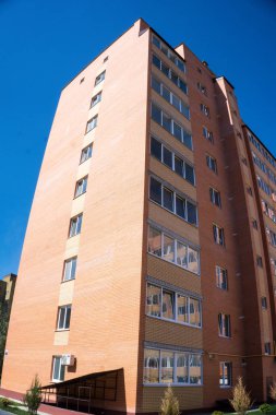Modern ve yeni apartman. Multistoried, yeni, modern ve şık yaşam blok daireler. Gerçek arazi. Yeni ev. Yeni blok daireler inşa edilmiş