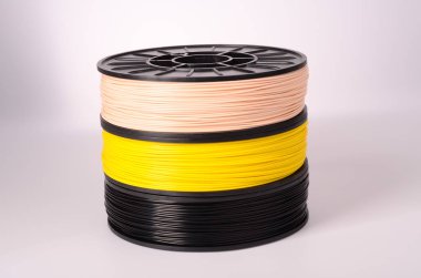 3D yazıcı için filament parlak bir arka planda kristal berraklığında ve parlak.