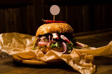 Ahşap masa ile pastırma burger