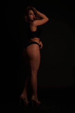 Genç güzel kadın içinde bir moda keten lüks sarışın içinde TH