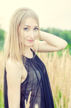 Güzel seksi sarışın açık havada portre