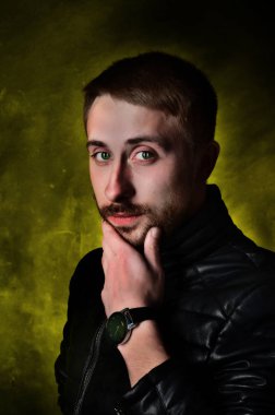 siyah gömlek güzel genç adam