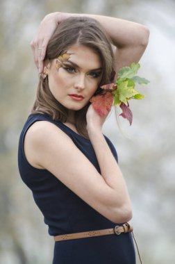 güzel seksi kız, doğada poz, sonbahar elbiseleri