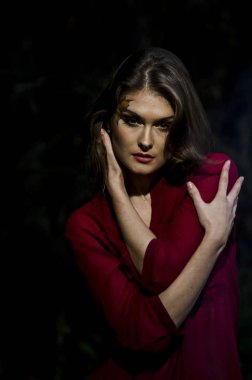 siyah arka planda zarif portre güzel kız