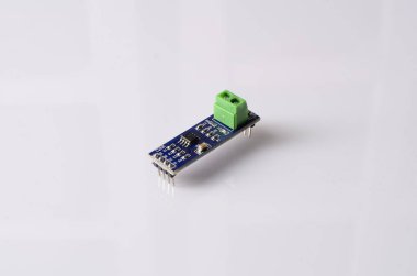 Beyaz izole elektronik bileşenler topluluğu