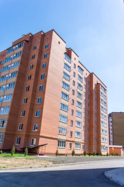 Modern ve yeni apartman. Multistoried, yeni, modern ve şık yaşam blok daireler. Gerçek arazi. Yeni ev. Yeni blok daireler inşa edilmiş