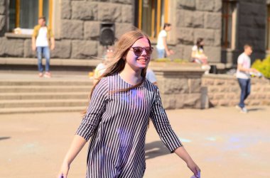 Lutsk, Ukrayna - 01.06.2017 Avrupa'da Düzenlenen Şarkı konserinde Dünya Gençlik Günü Hacıları. Konser, Dünya Gençlik Günü ve Avrupa Kültür Başkenti Piskoposluk Günleri kapsamında.