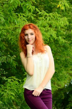 Kafkas görünümünden bir genç güzel cevheri kız ananas ile eğleniyor. Metin için yerleştirin. Vegan, vegetarianizm, sağlıklı yaşam tarzı, pozitif konsept