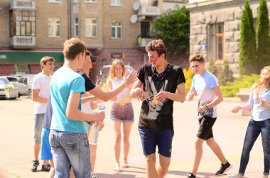 Lutsk, Ukrayna - 01.06.2017 Avrupa'da Düzenlenen Şarkı konserinde Dünya Gençlik Günü Hacıları. Konser, Dünya Gençlik Günü ve Avrupa Kültür Başkenti Piskoposluk Günleri kapsamında.